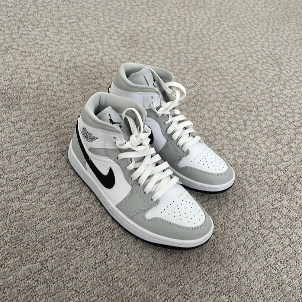 Air Jordan 1 Mid in Grey Fog